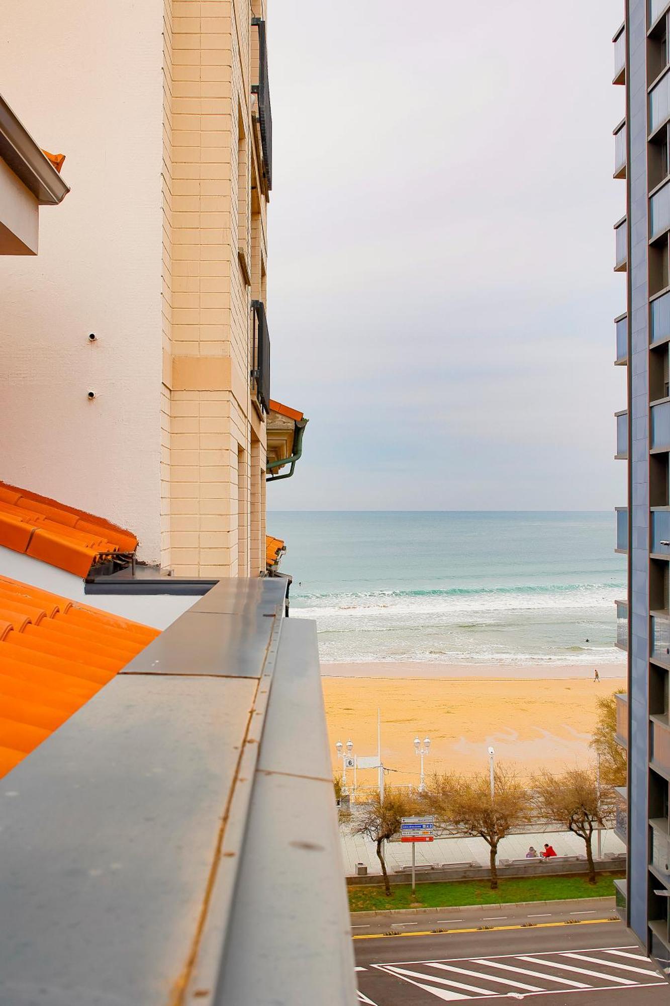 Atico Con Terraza En Playa De San Lorenzo Хихон Экстерьер фото